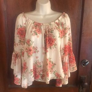 🌺Pretty floral bell sleeved top🌺